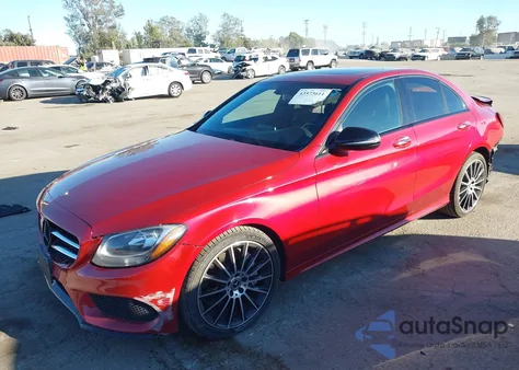 2018 Mercedes-Benz C 300 z USA, uszkodzony, nr VIN 55SWF4JB7JU276810
